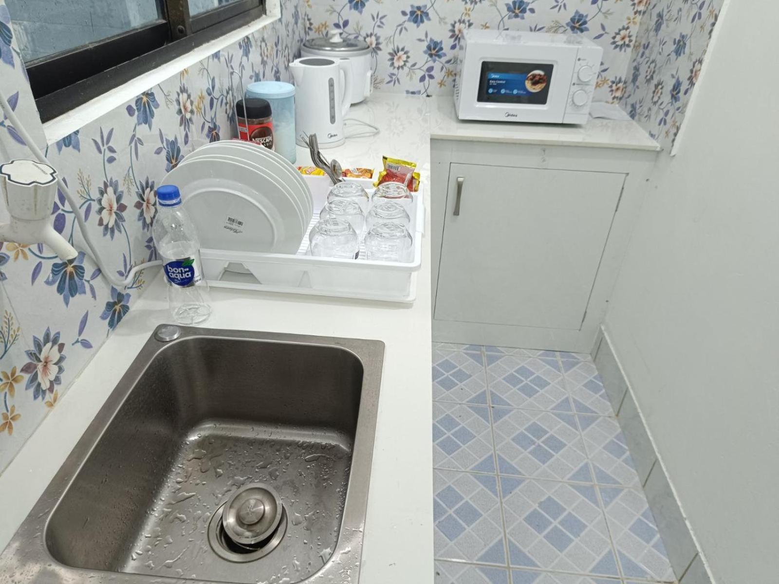 Ontrack Travel Transit Hotel Male Exterior photo