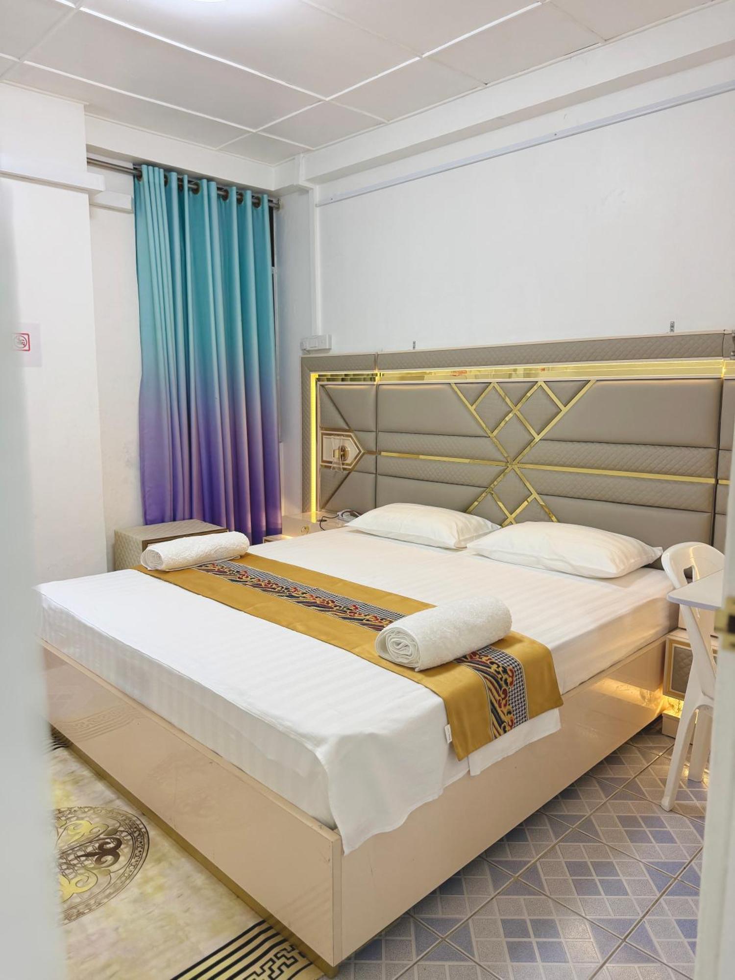 Ontrack Travel Transit Hotel Male Exterior photo