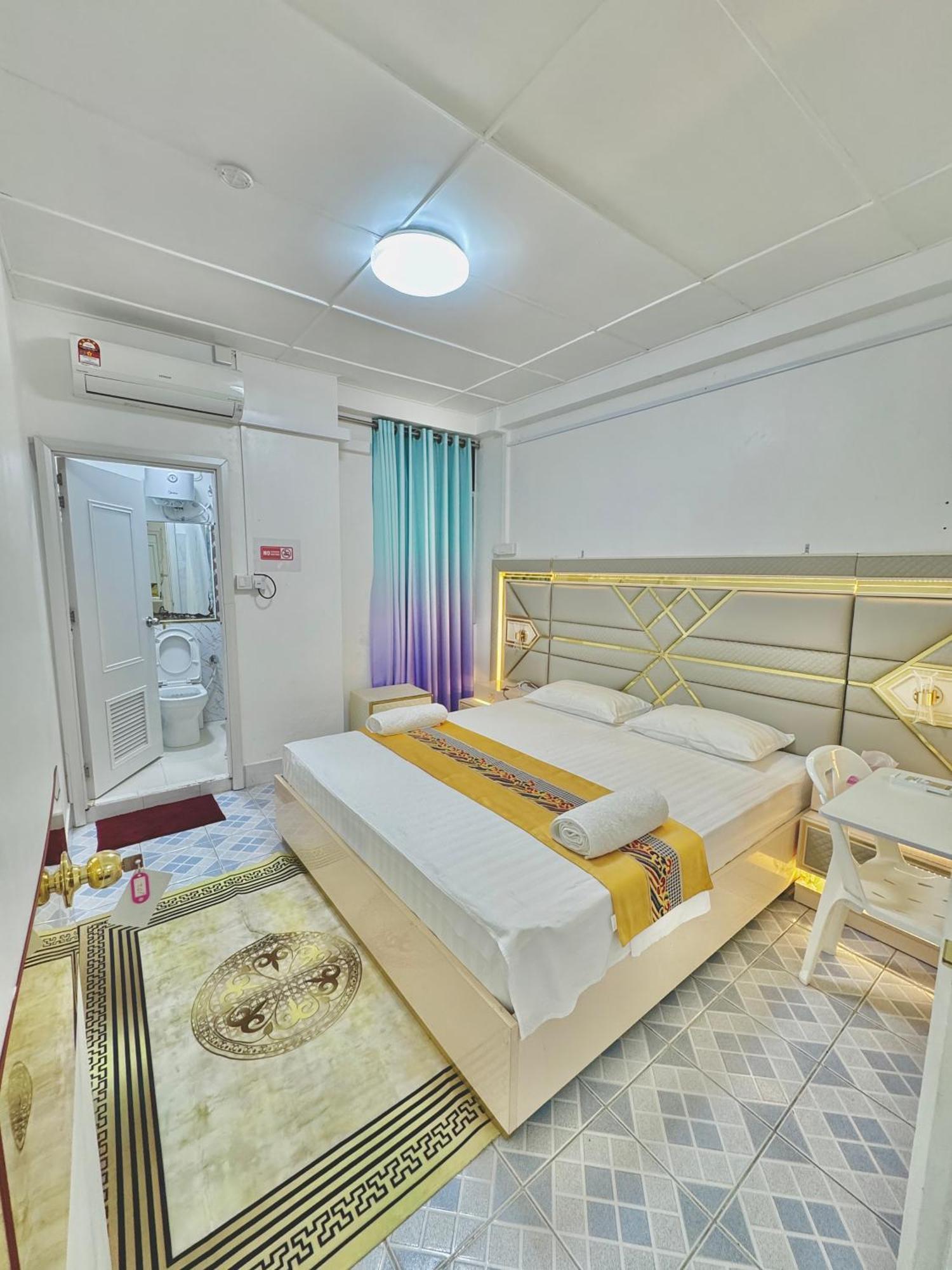 Ontrack Travel Transit Hotel Male Exterior photo
