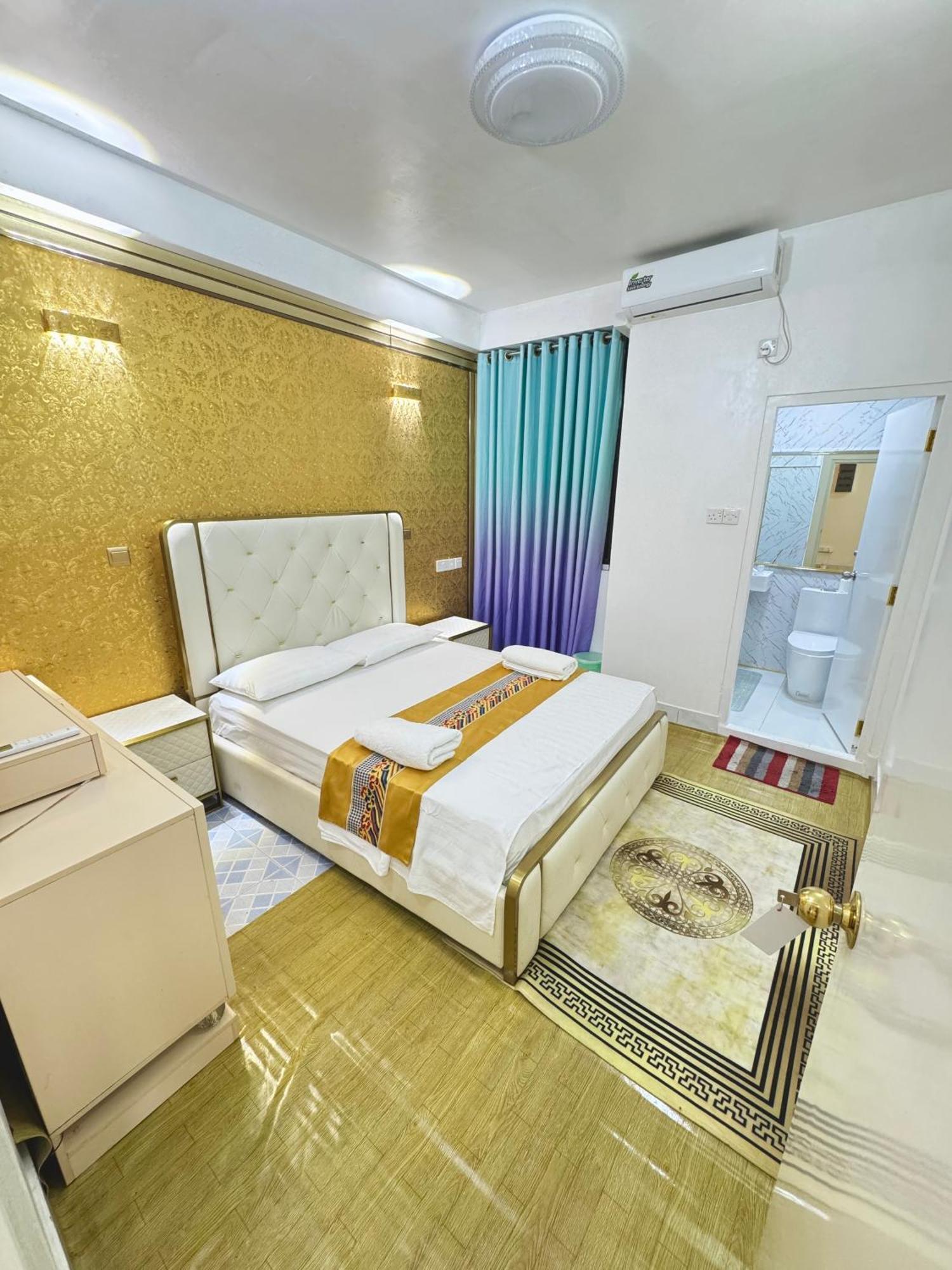 Ontrack Travel Transit Hotel Male Exterior photo